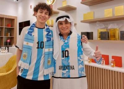 ببینید ، آموزش پوشیدن لباس عربی به طرفدار آرژانتینی در قطر